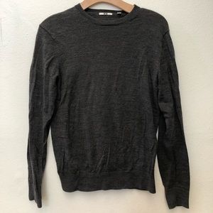 Uniqlo gray sweatshirt